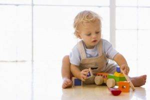 Choisir les premiers jouets de Bébé