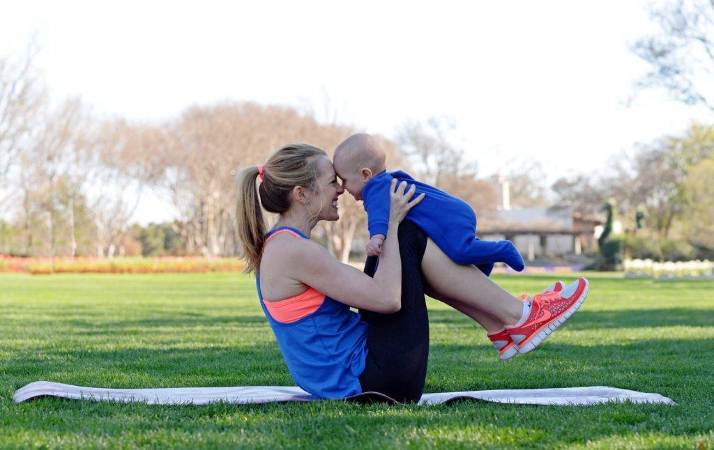Bébé en poussette pendant une séance de sport en plein air