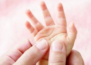 Faut-il masser son bébé ?